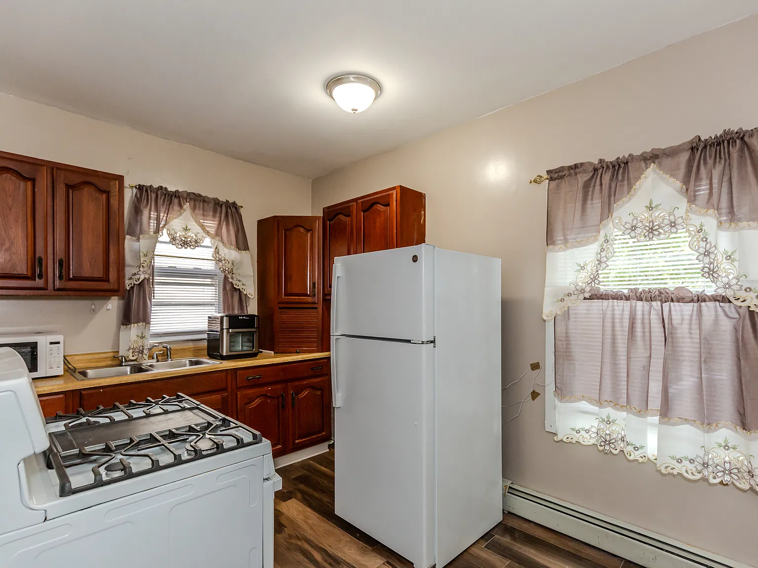 3 bed, 1208 sqft, $2,390 — Photo 3