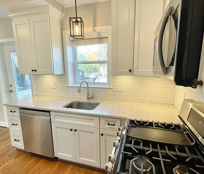 528 E Luray Ave — Photo 5
