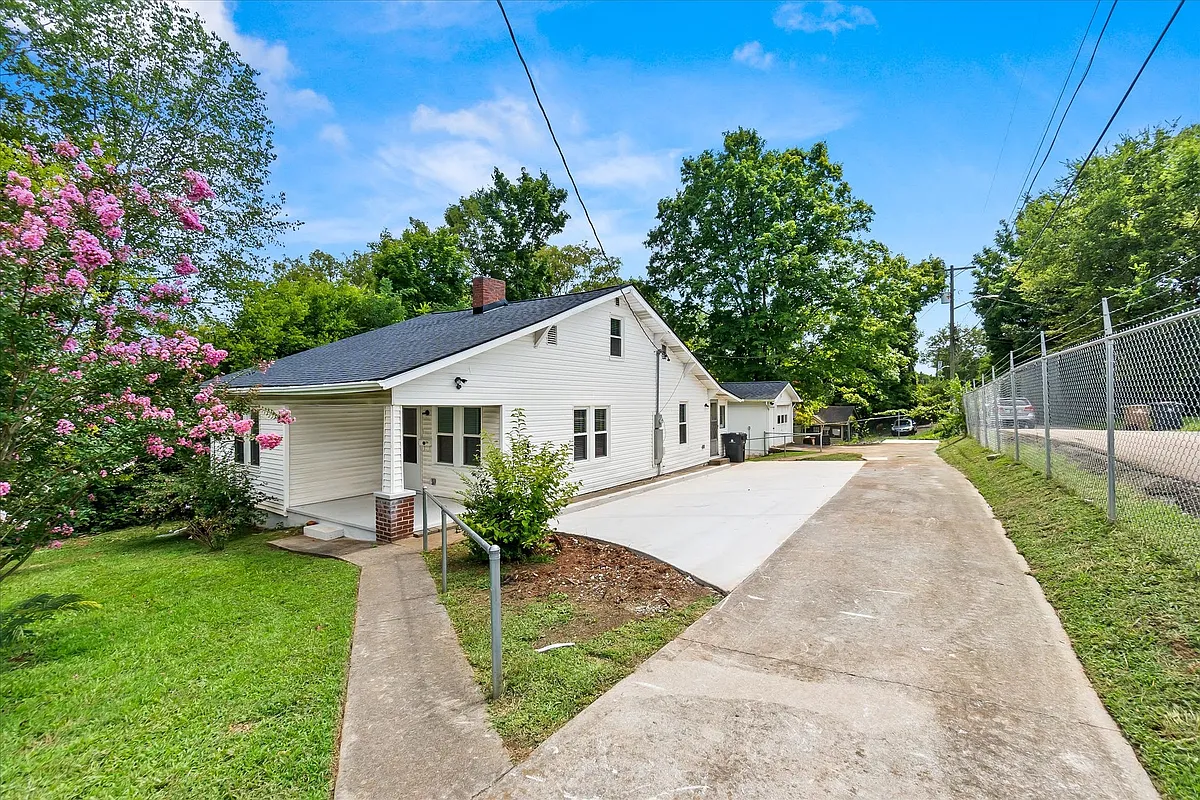 Building Photo - 3201 Davenport Rd