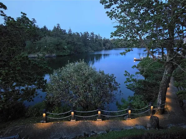 1085 Tillicum Rd #104, Esquimalt, BC V9A 7M3