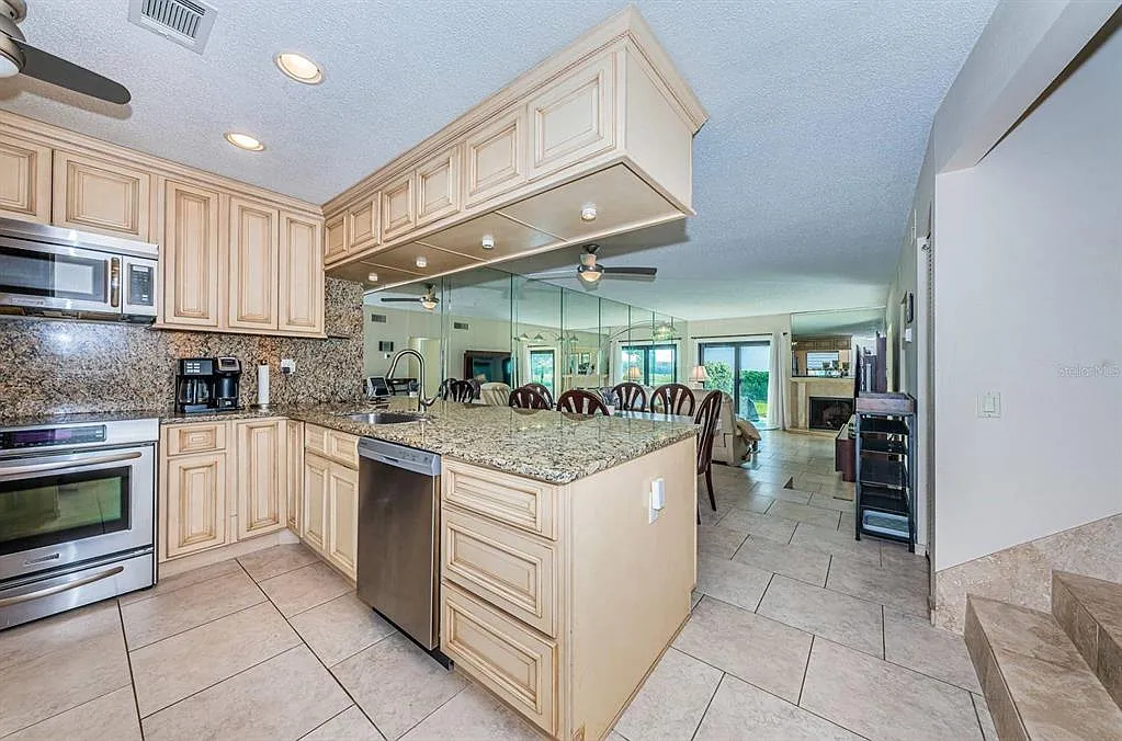 3 bed, 3.0 bath, 1650 sqft, $3,200 — Photo 4