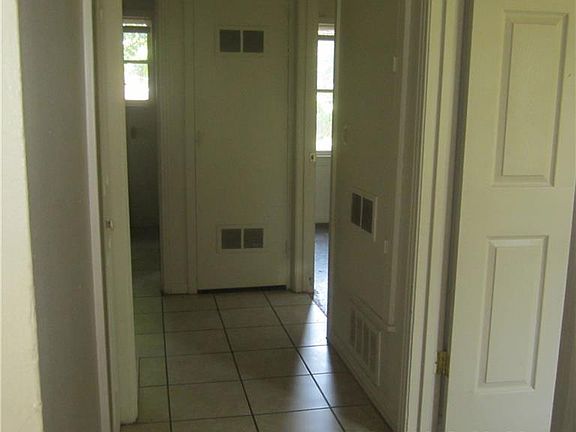 4th image of 118 College Dr