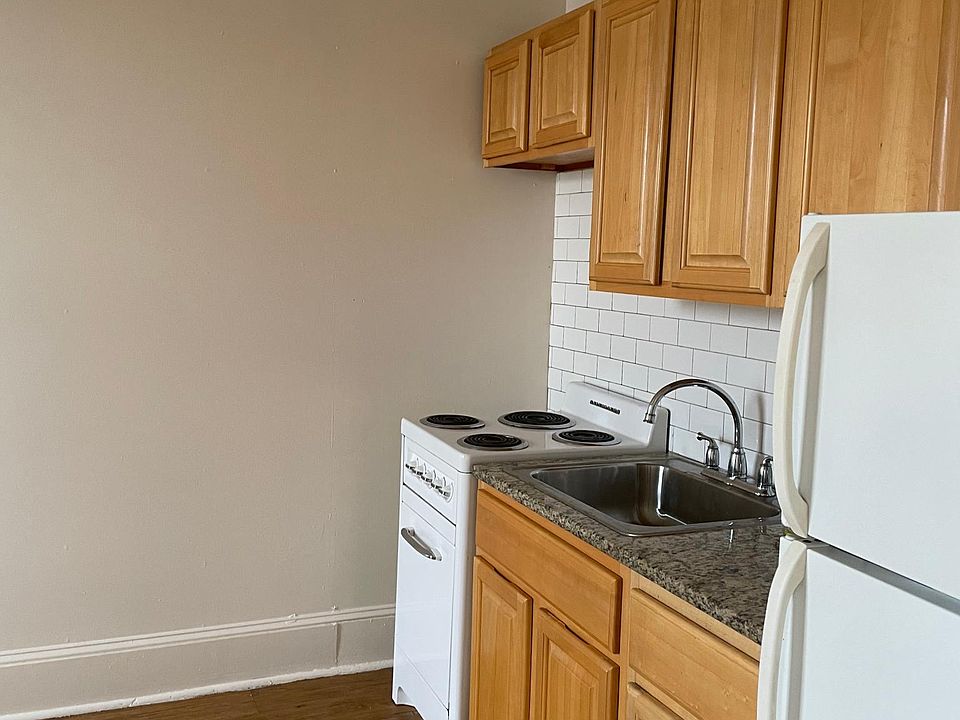 2nd image of 148 Grand St #11