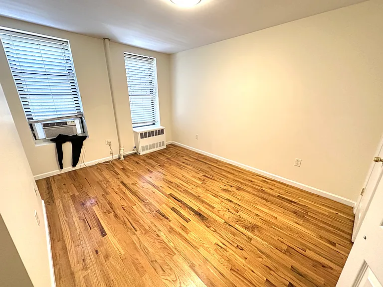 320 E 6th St #4 — Photo 17