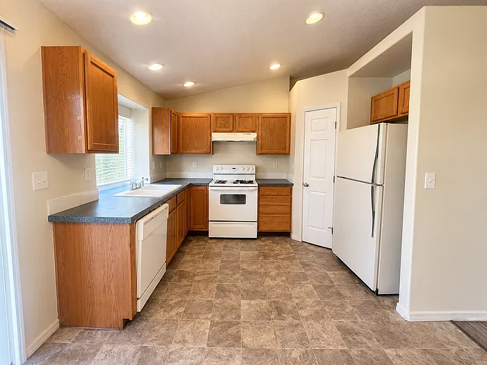 3 bed, 2.0 bath, $2,250 — Photo 4