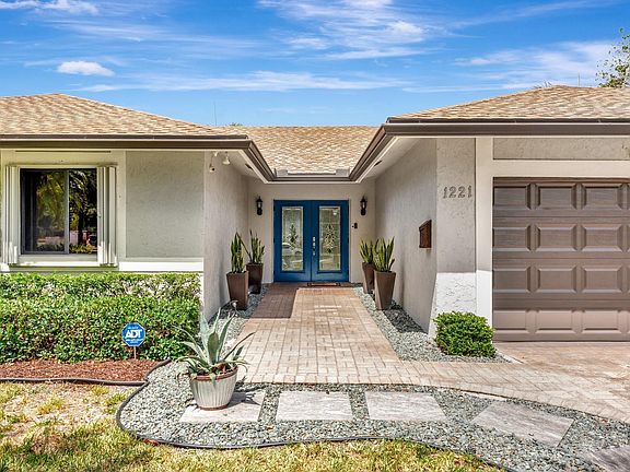 2nd image of 1221 SW 59th Avenue
