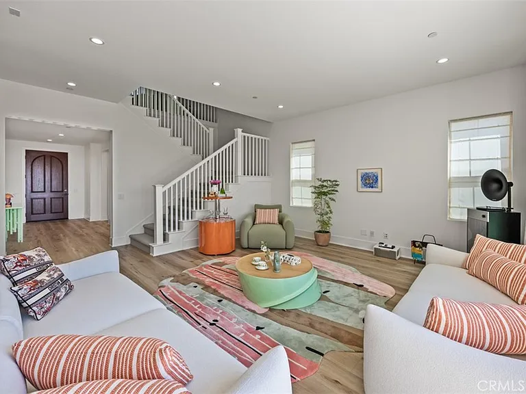 135 Oakstone — Photo 8