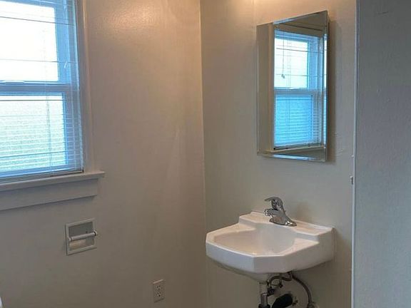 4th image of 21625 E Cliff Dr