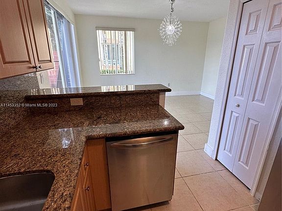 5th image of 2808 SE 16th Ave #123