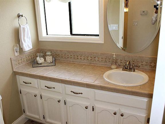 Upstairs guest bath