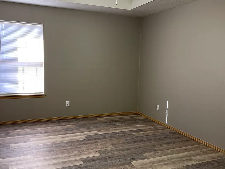 220 Ravenwood Blvd — Photo 4