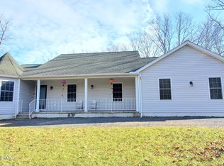 105 Seaton Ct, Bushkill, PA 18324