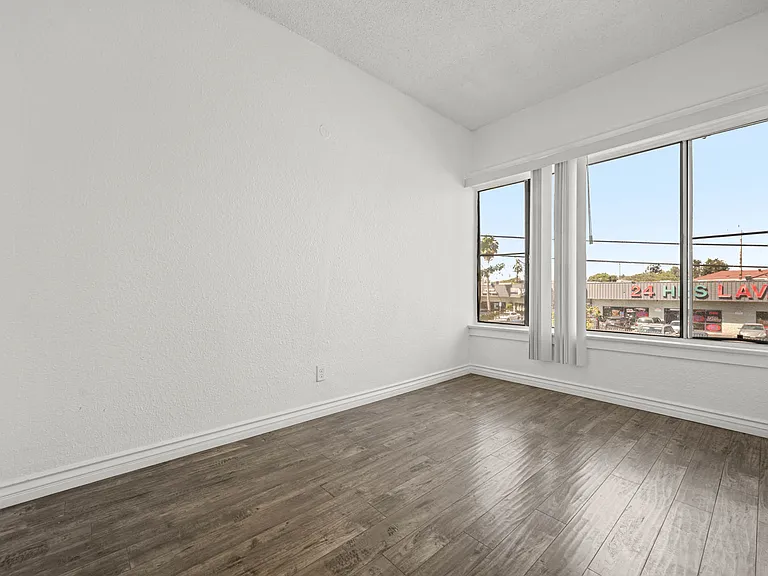 1280 W Jefferson Blvd — Photo 9