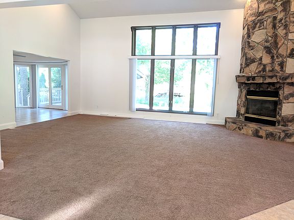 4th image of 41925 Alden Dr