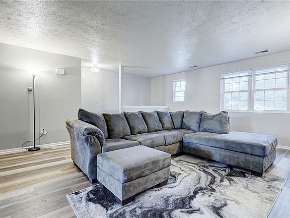 5th image of 32 Chestnut Ct #D