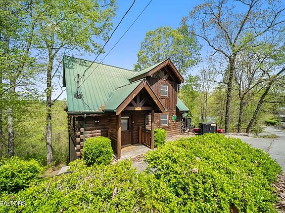 3rd image of 2864 Pine Haven Dr