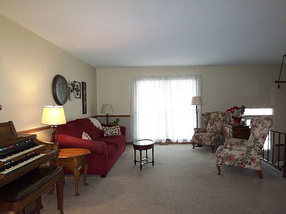3rd image of 425 Norton Ave