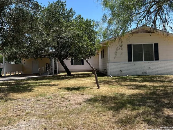 702 Esplanade, Karnes City, TX 78118