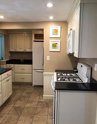 4th image of 80 Fernwood Ave