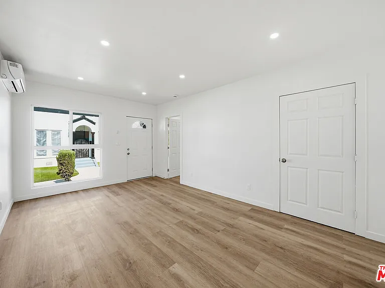 3020 W 12th St #3028-1/2 — Photo 2