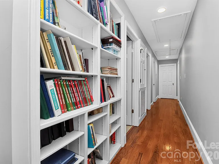 9704 Saddle Ave — Photo 13