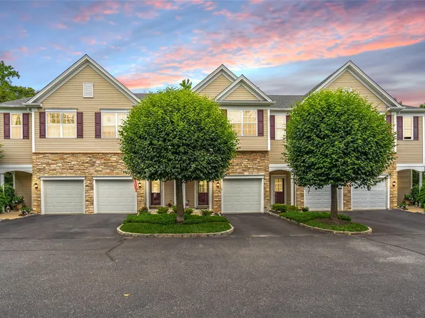 28 Virginia Pine Lane, Bay Shore, NY 11706