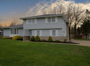 3871 Lake Park Dr, Brecksville, OH 44141