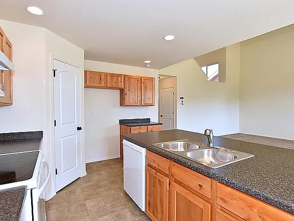 2405 Jasmine Ln — Photo 12