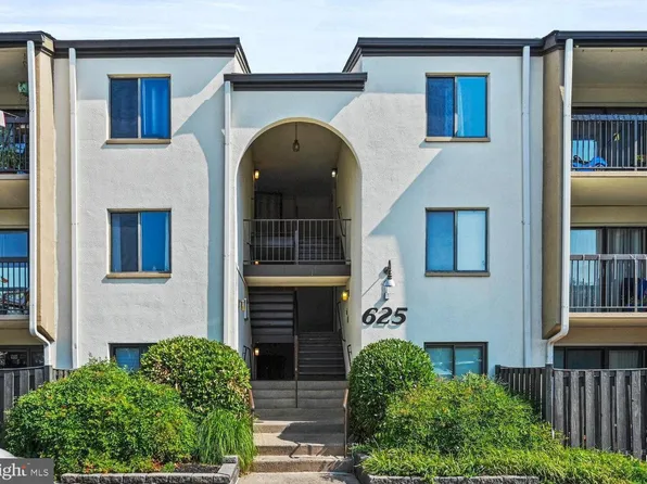 625 Center St APT T3, Herndon, VA 20170