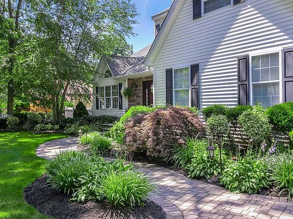 3rd image of 16 Knob Hill Dr