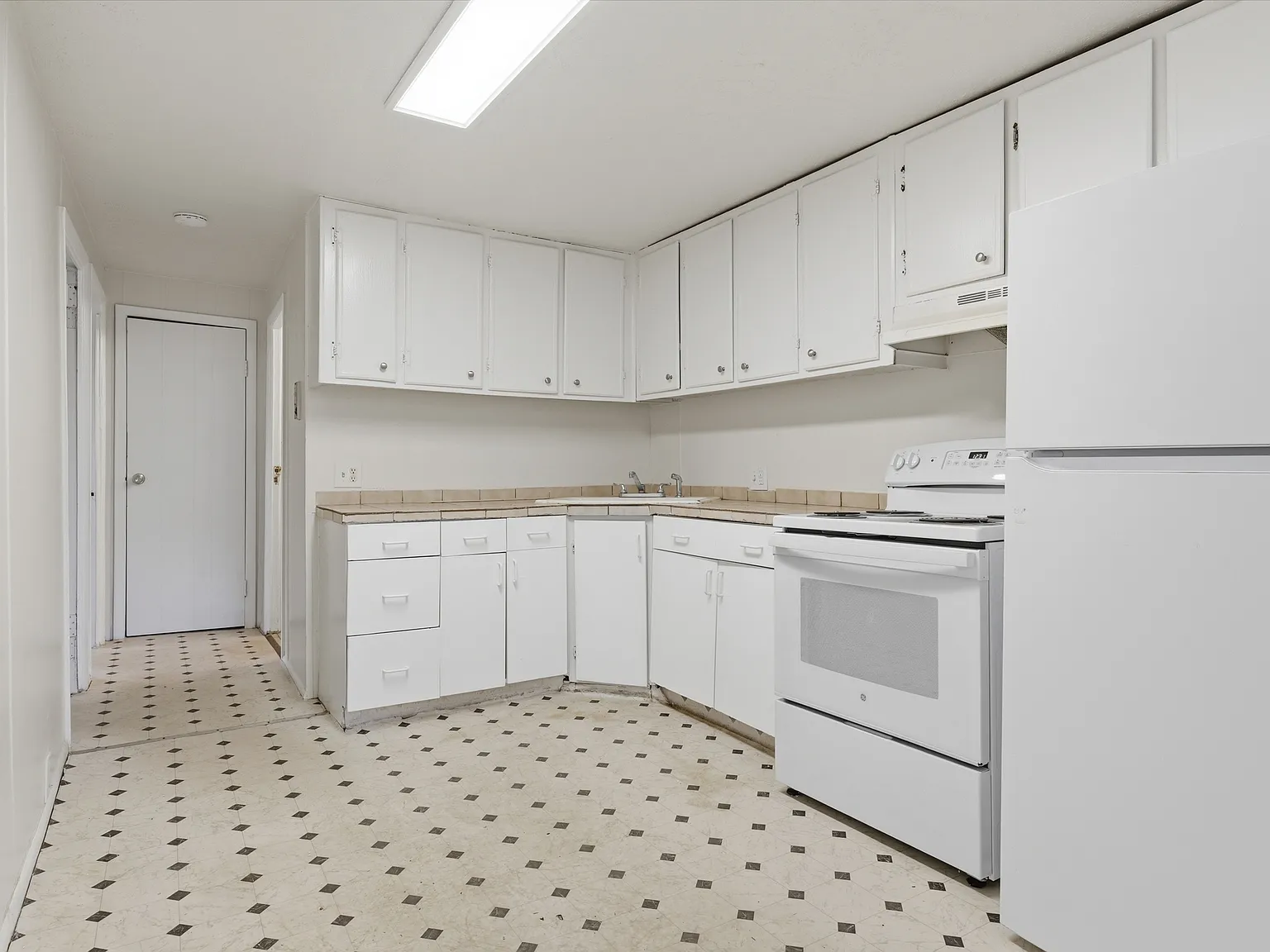 831 W Lennox St - 6 — Photo 2