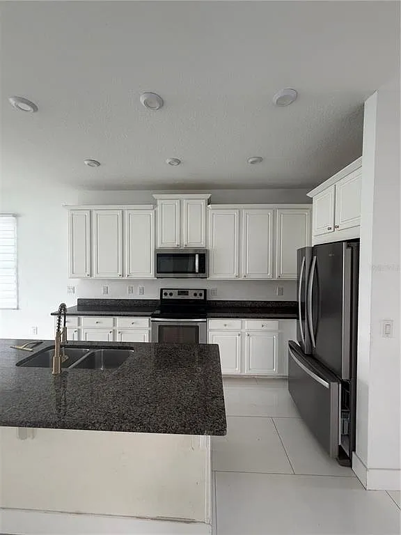 4 bed, 2.5 bath, 2521 sqft, $3,200 — Photo 4