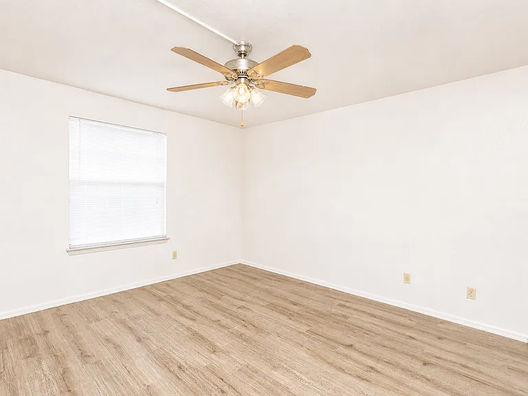 Riverbend Apartments — Photo 32