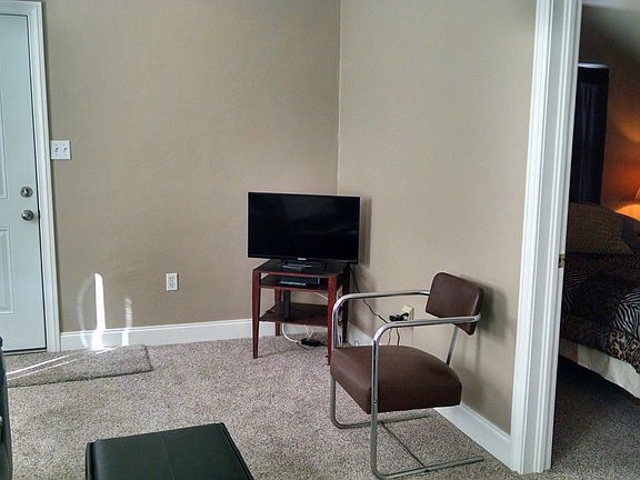 4th image of 912 E Anderson St Floor 2