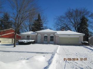 27700 Stanford Ct, Lathrup Village, MI 48076