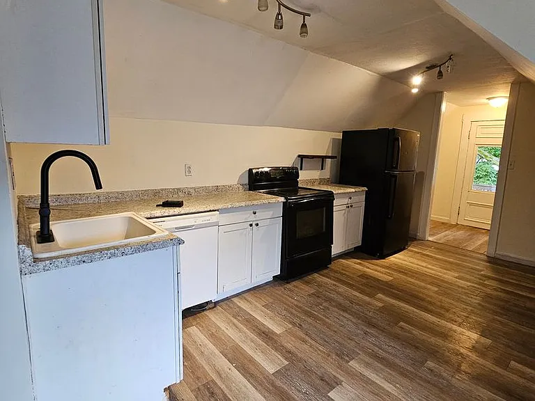 605 Hall St — Photo 18