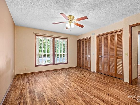 4th image of 12 Joanie Ln