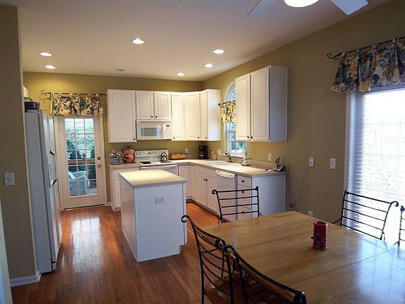 Eat in kitchen w/ island