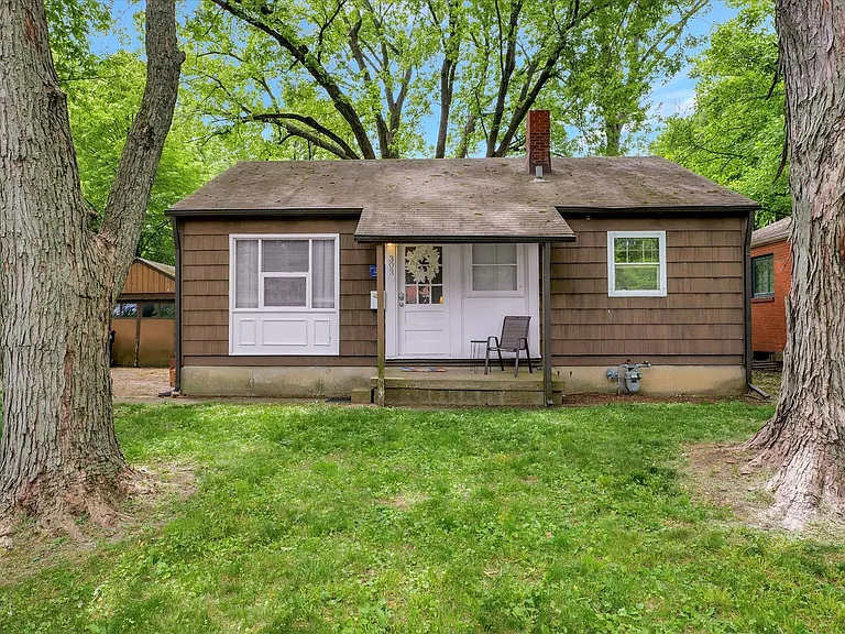 303 Hessel Blvd — Photo 2