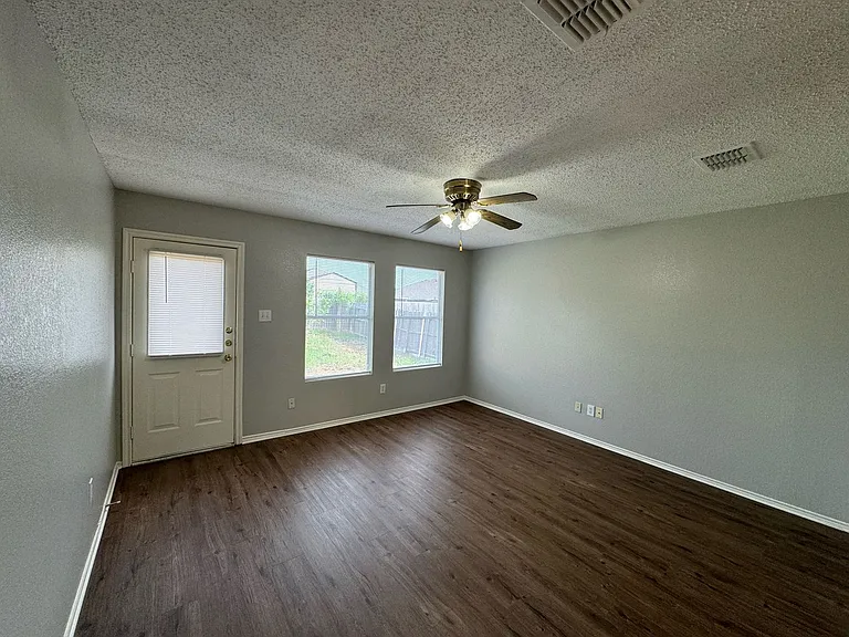 1805 Brookwood Dr — Photo 5