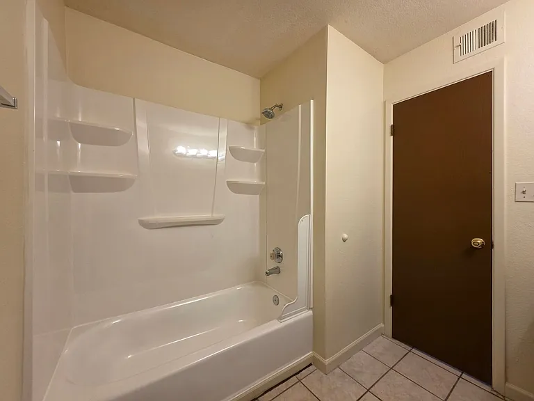 GAU01 627 E Knoll — Photo 16