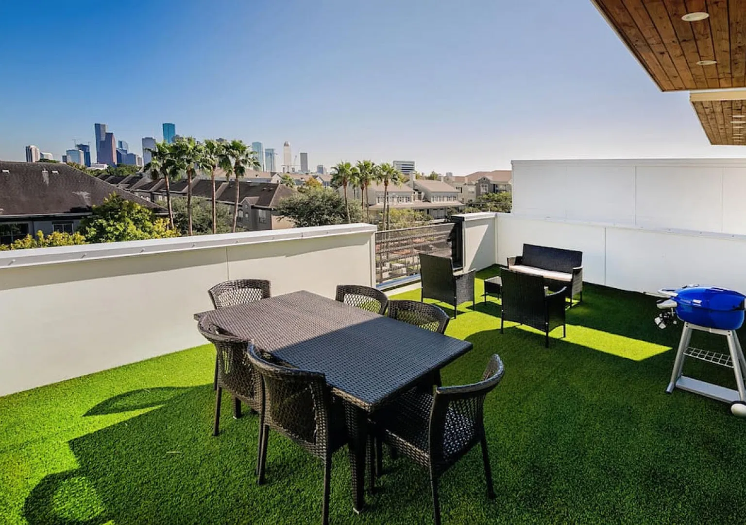 5 Bedroom 5 Bath Luxury Home w Downtown View — Photo 2