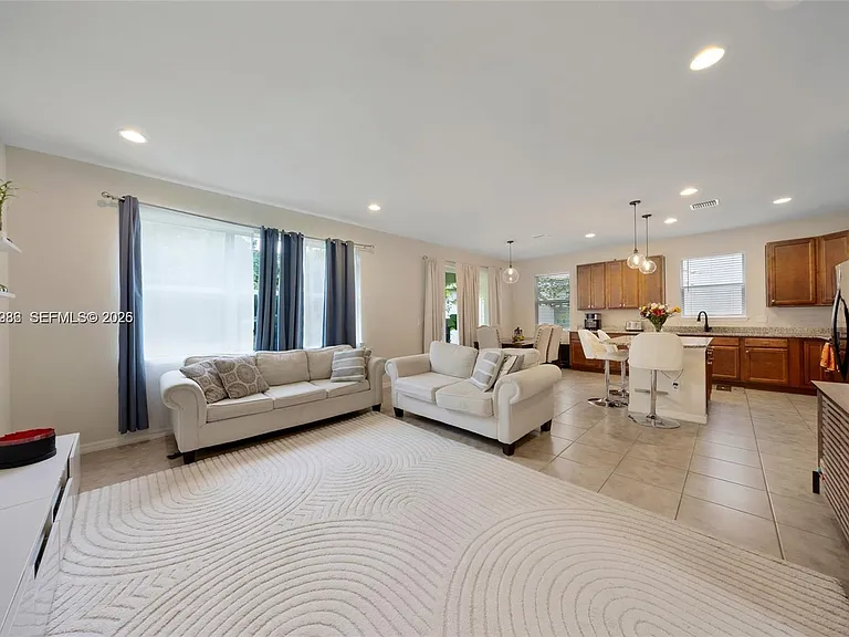 932 Banyan Dr — Photo 2