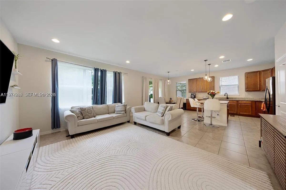 Building Photo - 932 Banyan Dr