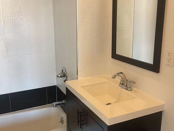 3rd image of 3215 Leavitt St APT 4A