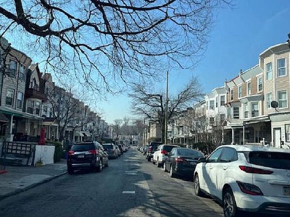 Exterior Neighborhood (street photo)