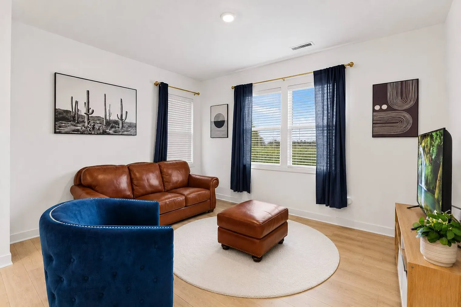 3 bed, 2.0 bath, 1829 sqft, $3,521 — Photo 2