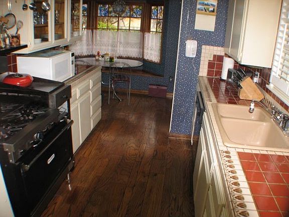 Kitchen to bkfst table