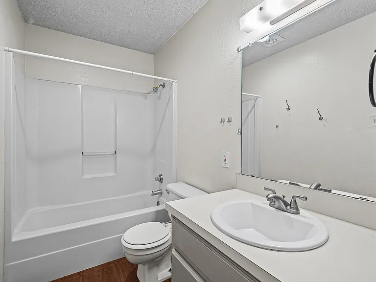 2107 La Salle Ave — Photo 9