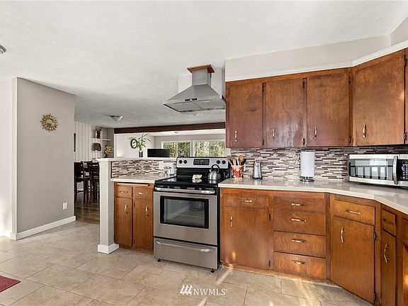 4th image of 1226 Bayview Ave